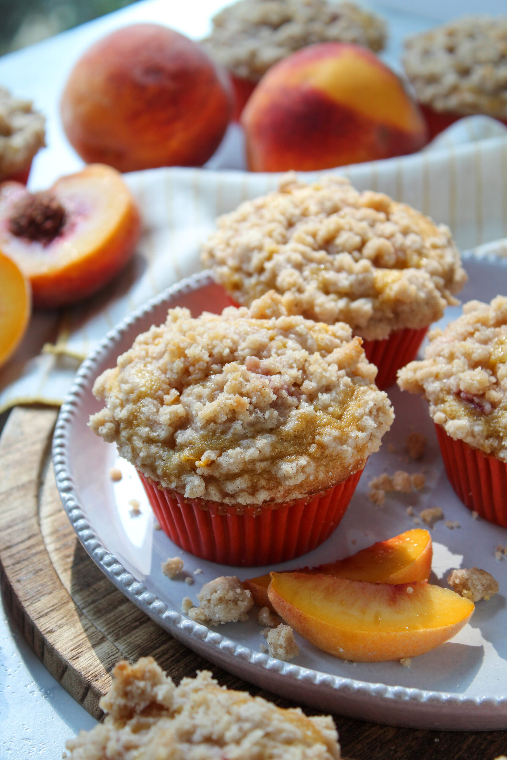 Golden muffins filled with peaches and streusel