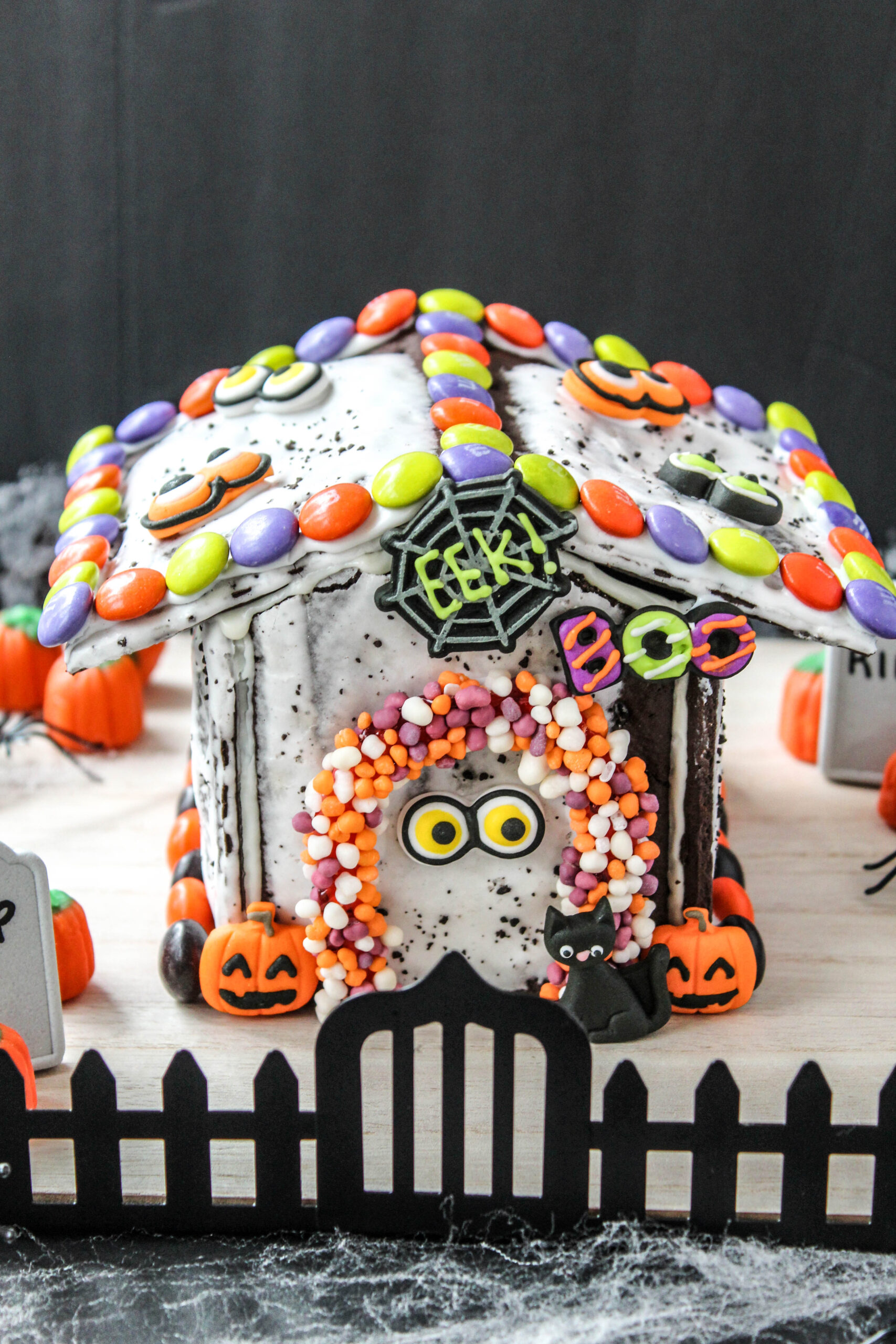 Easy no-bake Pop-Tart haunted house for a fun Halloween treat