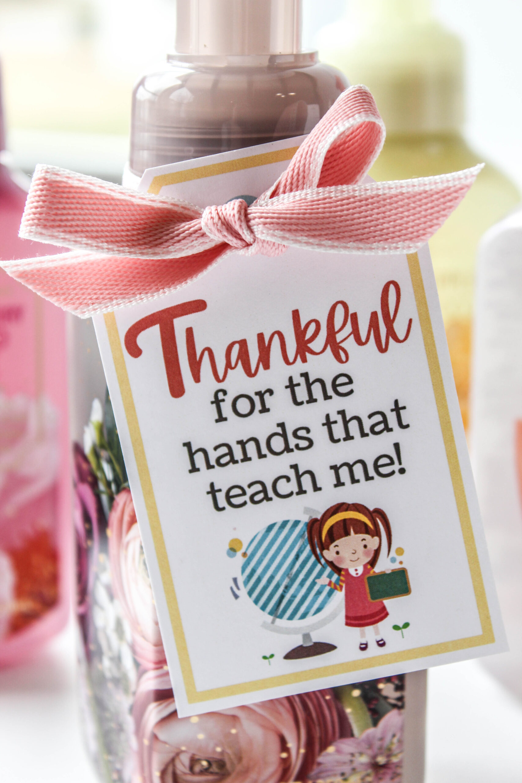 Teacher appreciation gift tag featuring the phrase “Thankful for the Hands That Teach Me”
