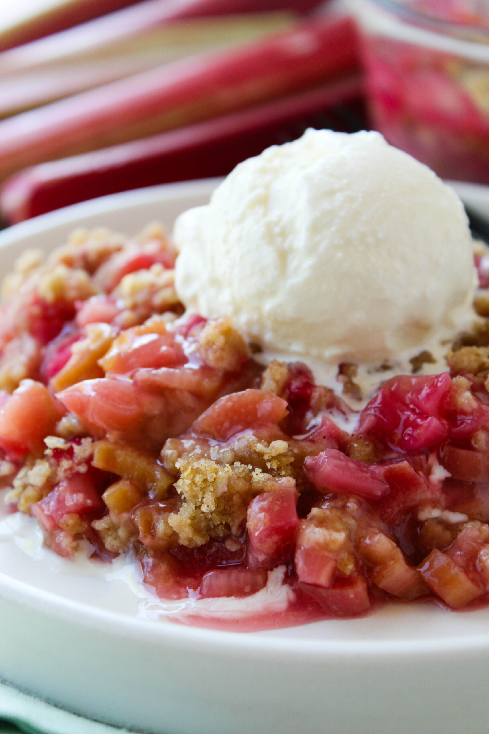 Old‑fashioned rhubarb crisp with tender fruit and a crisp oat topping