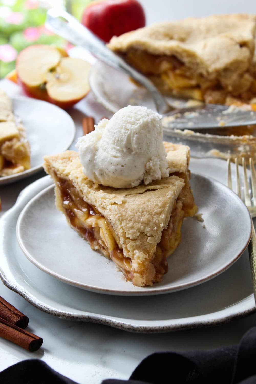 Easy homemade apple pie with a golden, flaky crust and cinnamon‑spiced apple filling