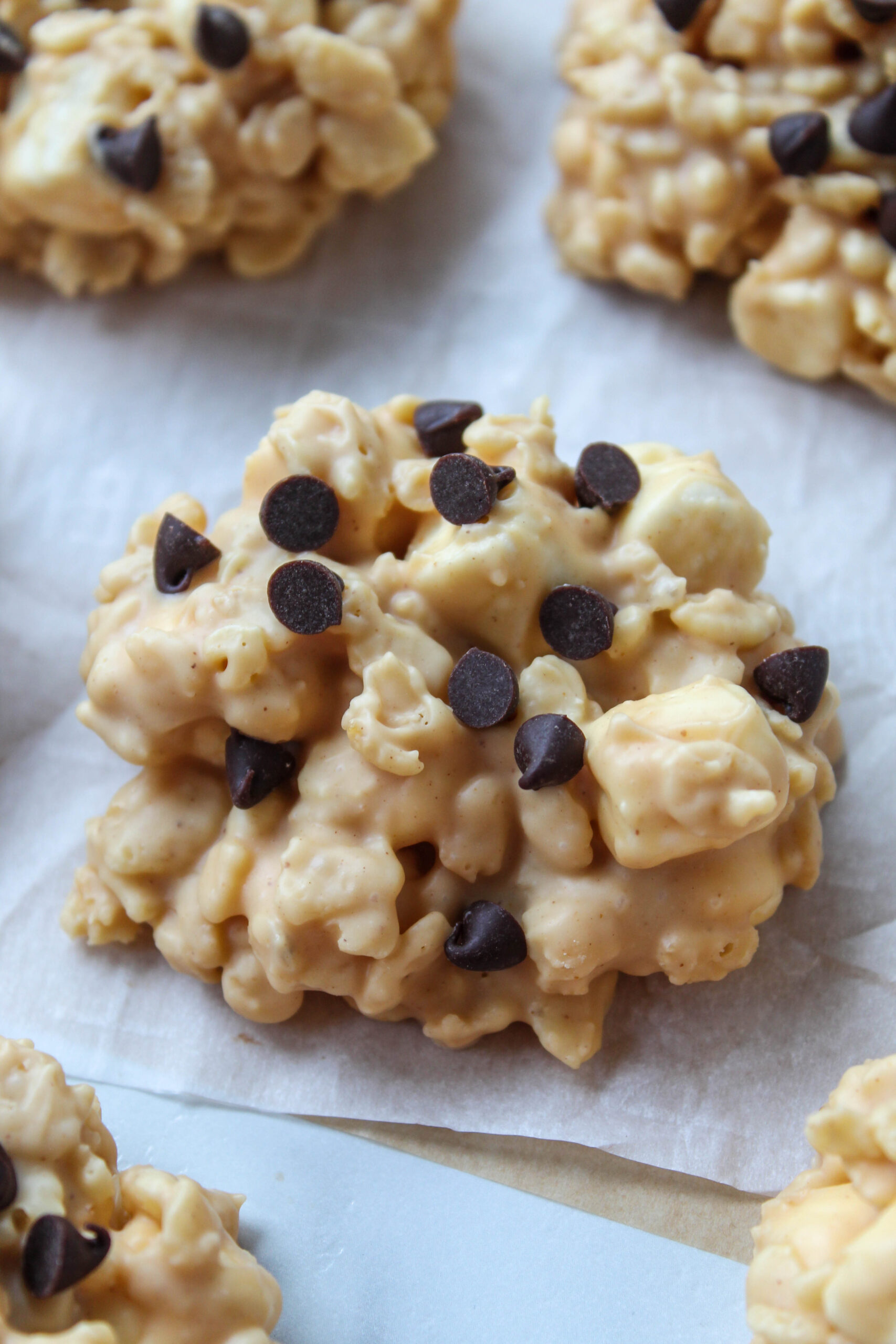 No bake cookies topped with mini marshmallows and chocolate chips