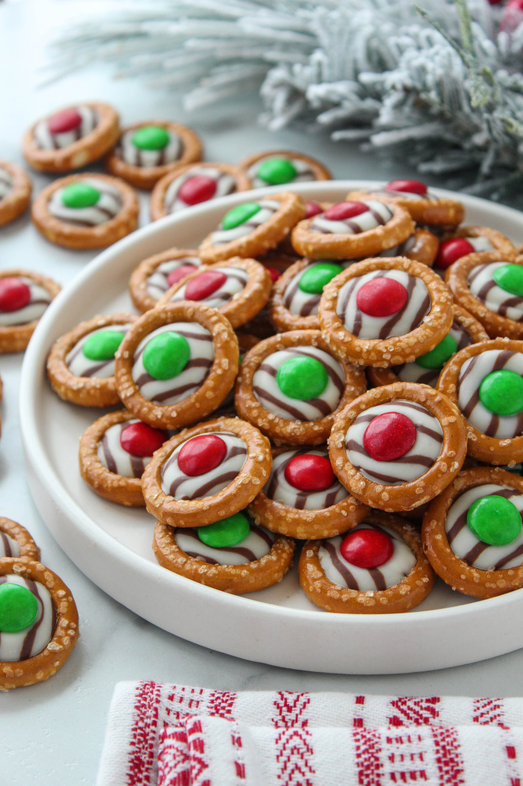 Christmas M&M Pretzel Hugs