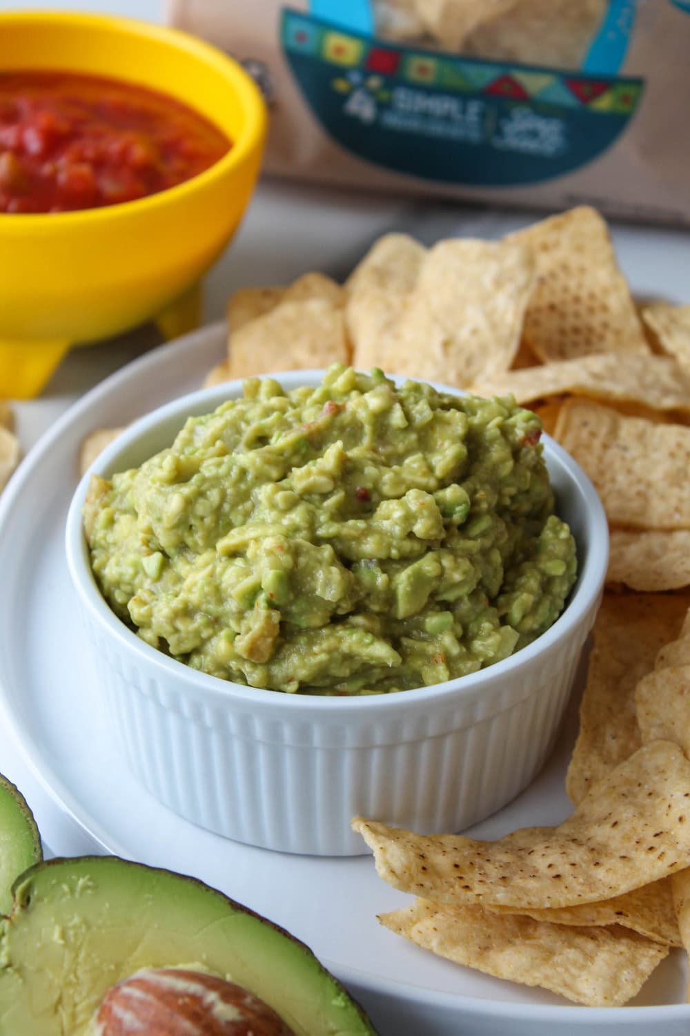 Easy guacamole dip with crispy tortilla chips
